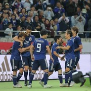 堂安のゴールを祝福するメンバー