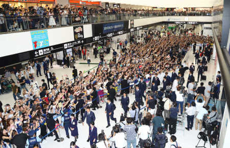 【サッカー日本代表】西野Jが凱旋帰国 空港は大フィーバー“寂しい”見送りから一転 約1000人が大歓声!
