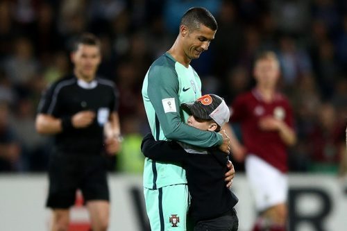 C・ロナウドが代表戦で“神対応”…ピッチ乱入の少年を優しくハグ