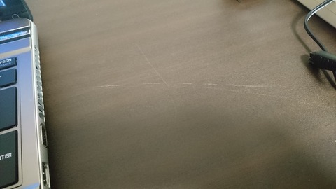 L字デスクに付いた傷跡
