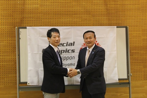 藤井前理事長と鋪田新理事長