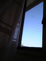 窓からみる青空