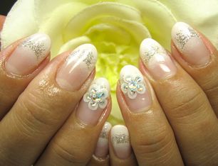 白グラデのラメフレンチにお花