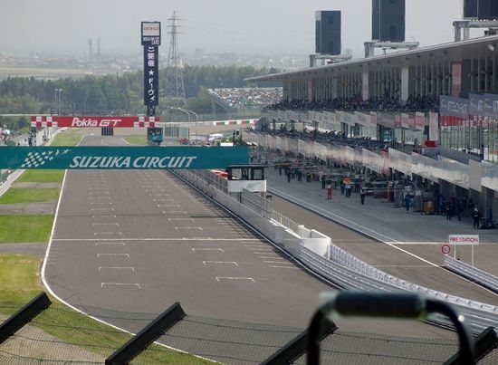 West_straight_of_SUZUKA_CIRCUIT01s
