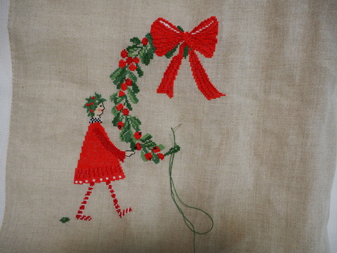 手刺繍入り　リネンクロス/リネンハンカチ【赤い実のリース】 e8811fad-s.jpg