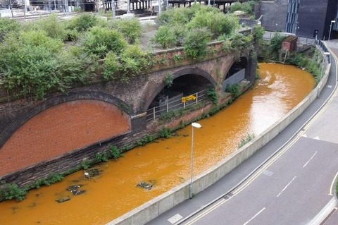 【画像】　イギリス、マンチェスターで川の水が突然オレンジ色に変わる怪現象…原因不明