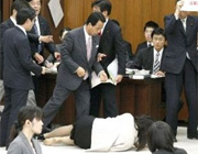 民主党のかわいい車イス議員・三宅雪子 転倒で打撲した足を組む失態