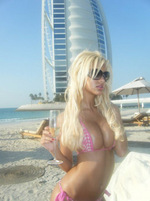 ザヒア・D Zahia Dehar