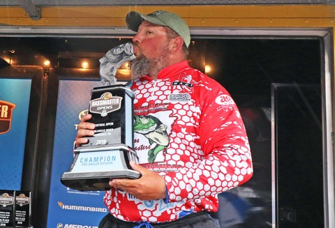 harvey_horne_kissing_trophy
