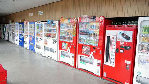 強盗「逃走中に自販機の中に隠れたら出られなくなっちまった」