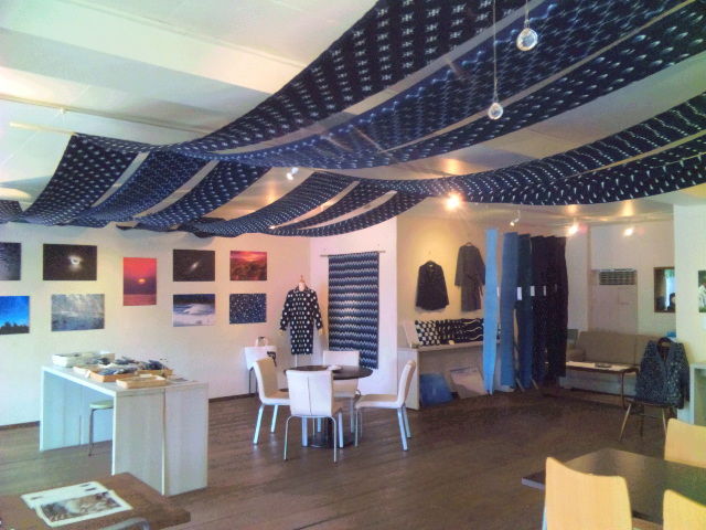 会場風景<藍染展示>