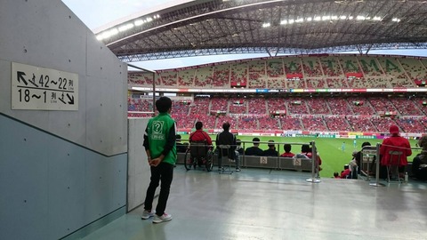 試合開始後メインロアーで①