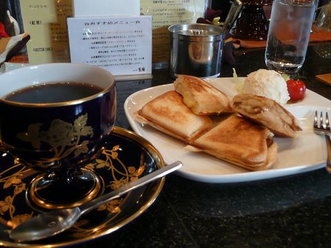 ホットサンドも本格的な珈琲も美味♪