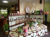 お花に添えるギフトも販売中です