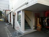 お店への入口♪階段を上がるとすぐです!