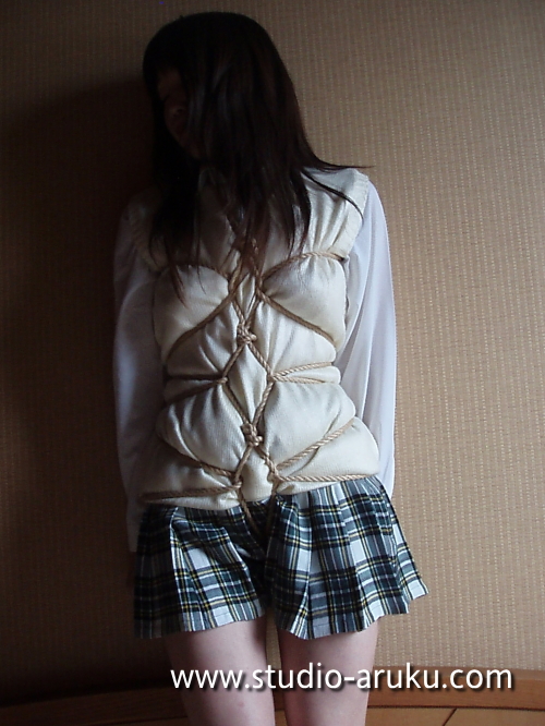 股縄　女子高生 