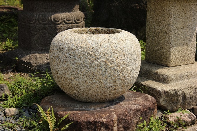 日本庭園つくばい】新作つぼみ鉢 石色の違い : 岡崎市 老舗石屋㈱杉田