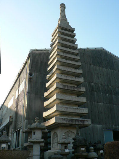 般若寺（奈良のコスモス寺）で有名な石塔 十三重層塔を製造販売してい