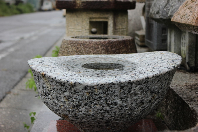 石のモダンな水鉢 つくばい花器