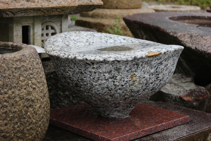 石のモダンな水鉢 つくばい花器