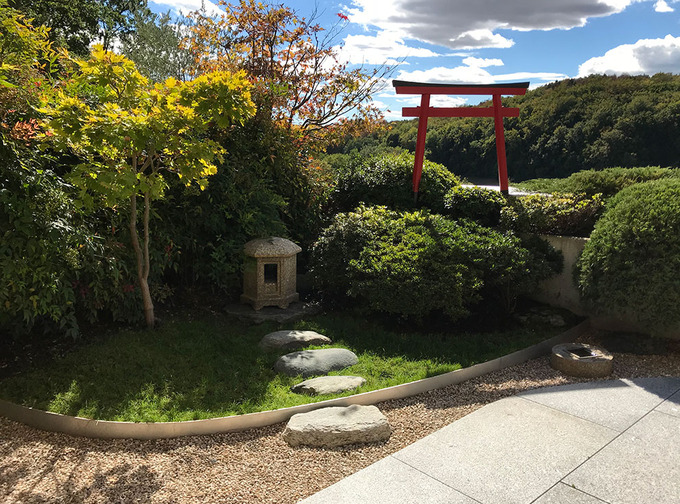 海外の美しい日本庭園|灯篭のあるジュネーブ湖のお庭 : 石灯篭