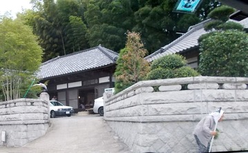 現役農家の屋敷があり
