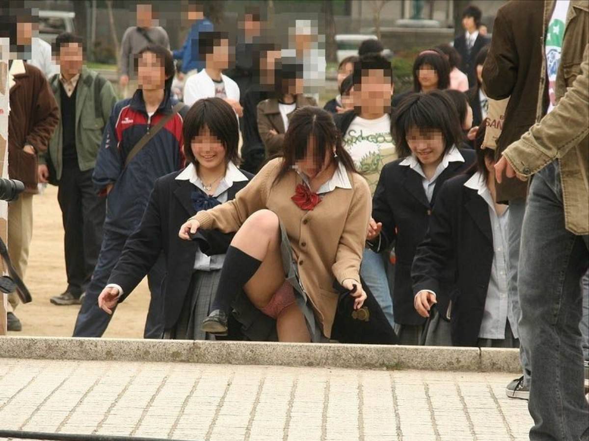 またぎパンチラ エロ画像 JKパンチラ】そんなに足広げて、無防備に座るから、パンツ丸見えだよ♪女子校生のパンチラ画像集めました！ | エロ画像パラダイス（エロパラ）