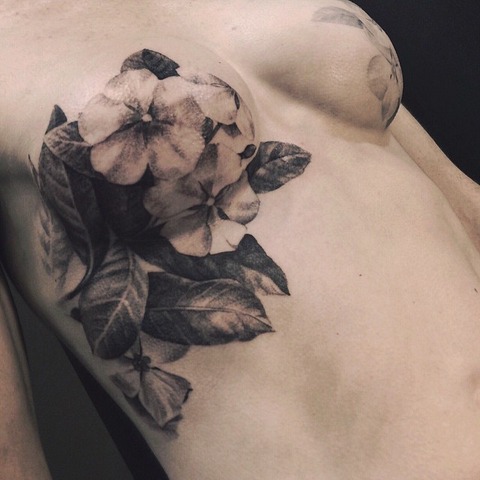 tatuaje-flores-cancer-pecho-3