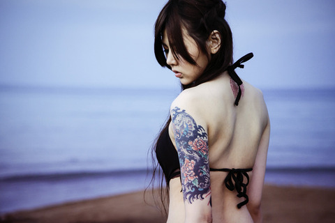 _SX353_BO1,204,203,200_