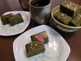 抹茶ういろう(外郎)桜の花、金粉仕上げの完成