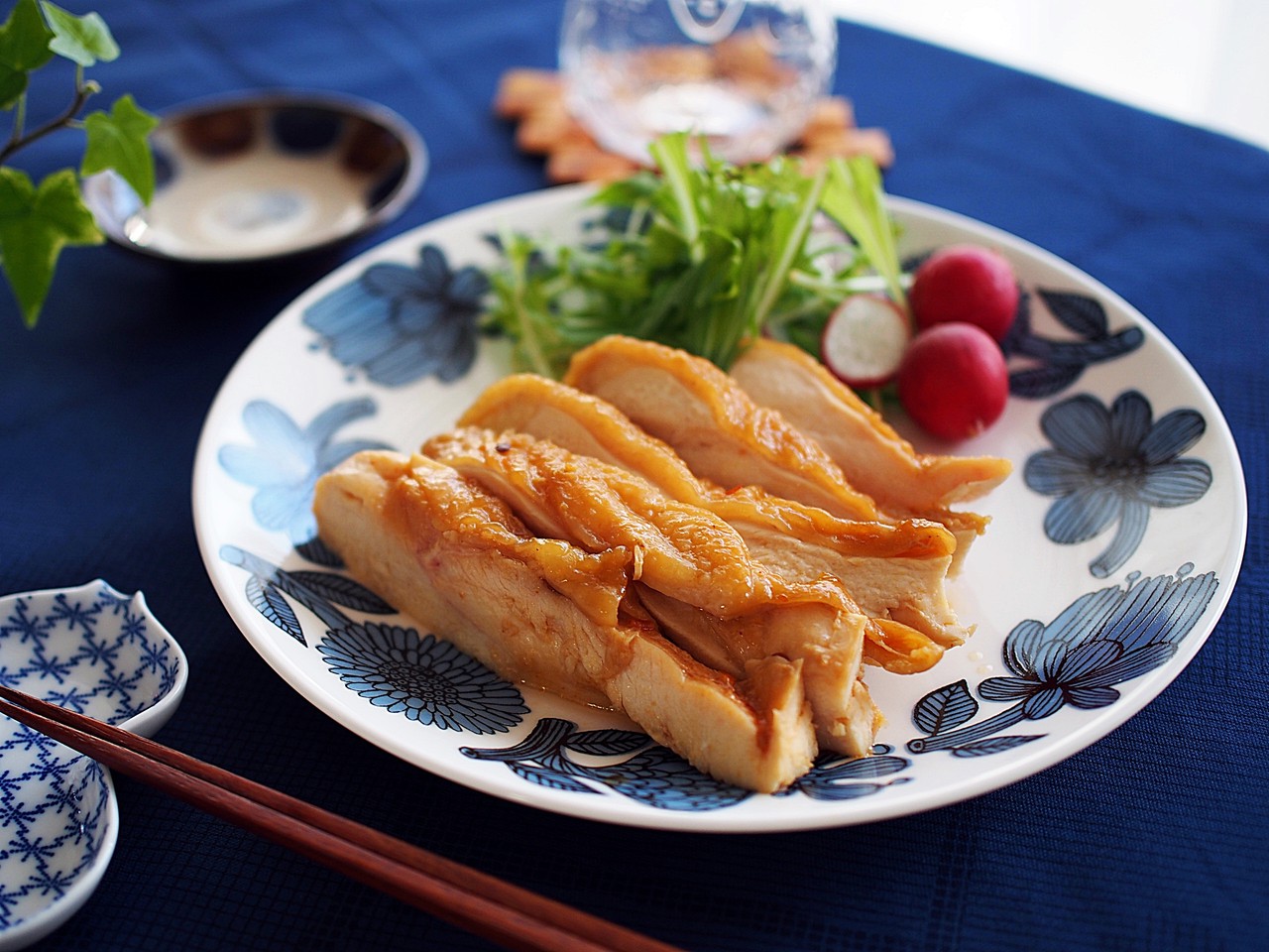 これは、酒・みりん・醤油・オイスターソース・豆板醤・しょうが・にんにくなどと鶏むね肉を漬け込んで半日から一晩おき、 あとは先日書いた簡単サラダチキン