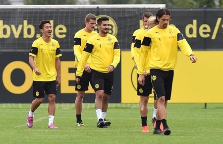 Dienstag 02.09.2014, 1. Bundesliga, Saison 2014/2015, Training BV Borussia Dortmund,
Shinji KAGAWA (BVB), Lacht, rechts Ilkay GUENDOGAN (BVB), Sven BENDER (BVB), Neven SUBOTIC (BVB)
Foto: DeFodi.de +++ Copyright Vermerk DeFodi.de -- DeFodi Ltd. & Co. KG, Wellinghofer Str. 117, D- 44263 D o r t m u n d, sport@defodi.de, Tel 0231-700 500 44, Fax 0231-700 54 90, C o m m e r z b a n k D o r t m u n d, Kto: 36 11 76 100, BLZ: 440 400 37 // BIC COBADEFFXXX // IBAN: DE74 4404 0037 0361 1761 00 // Steuer-Nr.: 315/5803/1864 , USt-IdNr.: DE814907547 - 7% MwSt. Dienstag 02.09.2014, 1. Bundesliga, Saison 2014/2015, Training BV Borussia Dortmund,
Shinji KAGAWA (BVB), Lacht, rechts Ilkay GUENDOGAN (BVB), Sven BENDER (BVB), Neven SUBOTIC (BVB)
Foto: DeFodi.de +++ Copyright Vermerk DeFodi.de -- DeFodi Ltd. & Co. KG, Wellinghofer Str. 117, D- 44263 D o r t m u n d, sport@defodi.de, Tel 0231-700 500 44, Fax 0231-700 54 90, C o m m e r z b a n k D o r t m u n d, Kto: 36 11 76 100, BLZ: 440 400 37 // BIC COBADEFFXXX // IBAN: DE74 4404 0037 0361 1761 00 // Steuer-Nr.: 315/5803/1864 , USt-IdNr.: DE814907547 - 7% MwSt.