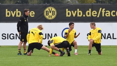 Dienstag 02.09.2014, 1. Bundesliga, Saison 2014/2015, Training BV Borussia Dortmund,
Shinji KAGAWA (BVB) und Sven BENDER (BVB), im Gespraech, Gestik
Foto: DeFodi.de +++ Copyright Vermerk DeFodi.de -- DeFodi Ltd. & Co. KG, Wellinghofer Str. 117, D- 44263 D o r t m u n d, sport@defodi.de, Tel 0231-700 500 44, Fax 0231-700 54 90, C o m m e r z b a n k D o r t m u n d, Kto: 36 11 76 100, BLZ: 440 400 37 // BIC COBADEFFXXX // IBAN: DE74 4404 0037 0361 1761 00 // Steuer-Nr.: 315/5803/1864 , USt-IdNr.: DE814907547 - 7% MwSt. Dienstag 02.09.2014, 1. Bundesliga, Saison 2014/2015, Training BV Borussia Dortmund,
Shinji KAGAWA (BVB) und Sven BENDER (BVB), im Gespraech, Gestik
Foto: DeFodi.de +++ Copyright Vermerk DeFodi.de -- DeFodi Ltd. & Co. KG, Wellinghofer Str. 117, D- 44263 D o r t m u n d, sport@defodi.de, Tel 0231-700 500 44, Fax 0231-700 54 90, C o m m e r z b a n k D o r t m u n d, Kto: 36 11 76 100, BLZ: 440 400 37 // BIC COBADEFFXXX // IBAN: DE74 4404 0037 0361 1761 00 // Steuer-Nr.: 315/5803/1864 , USt-IdNr.: DE814907547 - 7% MwSt.