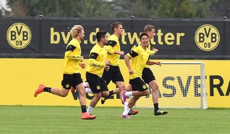 Dienstag 02.09.2014, 1. Bundesliga, Saison 2014/2015, Training BV Borussia Dortmund,
Marcel SCHMELZER (BVB), Ilkay GUENDOGAN (BVB), Shinji KAGAWA (BVB), Sebastian KEHL (BVB), Sven BENDER (BVB) bei einer Laufeinheit, Lacht
Foto: DeFodi.de +++ Copyright Vermerk DeFodi.de -- DeFodi Ltd. & Co. KG, Wellinghofer Str. 117, D- 44263 D o r t m u n d, sport@defodi.de, Tel 0231-700 500 44, Fax 0231-700 54 90, C o m m e r z b a n k D o r t m u n d, Kto: 36 11 76 100, BLZ: 440 400 37 // BIC COBADEFFXXX // IBAN: DE74 4404 0037 0361 1761 00 // Steuer-Nr.: 315/5803/1864 , USt-IdNr.: DE814907547 - 7% MwSt. Dienstag 02.09.2014, 1. Bundesliga, Saison 2014/2015, Training BV Borussia Dortmund,
Marcel SCHMELZER (BVB), Ilkay GUENDOGAN (BVB), Shinji KAGAWA (BVB), Sebastian KEHL (BVB), Sven BENDER (BVB) bei einer Laufeinheit, Lacht
Foto: DeFodi.de +++ Copyright Vermerk DeFodi.de -- DeFodi Ltd. & Co. KG, Wellinghofer Str. 117, D- 44263 D o r t m u n d, sport@defodi.de, Tel 0231-700 500 44, Fax 0231-700 54 90, C o m m e r z b a n k D o r t m u n d, Kto: 36 11 76 100, BLZ: 440 400 37 // BIC COBADEFFXXX // IBAN: DE74 4404 0037 0361 1761 00 // Steuer-Nr.: 315/5803/1864 , USt-IdNr.: DE814907547 - 7% MwSt.