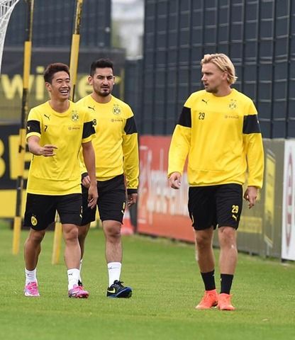 Dienstag 02.09.2014, 1. Bundesliga, Saison 2014/2015, Training BV Borussia Dortmund,
Shinji KAGAWA (BVB), Lacht, hinten Ilkay GUENDOGAN (BVB), Marcel SCHMELZER (BVB)
Foto: DeFodi.de +++ Copyright Vermerk DeFodi.de -- DeFodi Ltd. & Co. KG, Wellinghofer Str. 117, D- 44263 D o r t m u n d, sport@defodi.de, Tel 0231-700 500 44, Fax 0231-700 54 90, C o m m e r z b a n k D o r t m u n d, Kto: 36 11 76 100, BLZ: 440 400 37 // BIC COBADEFFXXX // IBAN: DE74 4404 0037 0361 1761 00 // Steuer-Nr.: 315/5803/1864 , USt-IdNr.: DE814907547 - 7% MwSt. Dienstag 02.09.2014, 1. Bundesliga, Saison 2014/2015, Training BV Borussia Dortmund,
Shinji KAGAWA (BVB), Lacht, hinten Ilkay GUENDOGAN (BVB), Marcel SCHMELZER (BVB)
Foto: DeFodi.de +++ Copyright Vermerk DeFodi.de -- DeFodi Ltd. & Co. KG, Wellinghofer Str. 117, D- 44263 D o r t m u n d, sport@defodi.de, Tel 0231-700 500 44, Fax 0231-700 54 90, C o m m e r z b a n k D o r t m u n d, Kto: 36 11 76 100, BLZ: 440 400 37 // BIC COBADEFFXXX // IBAN: DE74 4404 0037 0361 1761 00 // Steuer-Nr.: 315/5803/1864 , USt-IdNr.: DE814907547 - 7% MwSt.