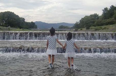 賀茂川で仲良し孫姉妹