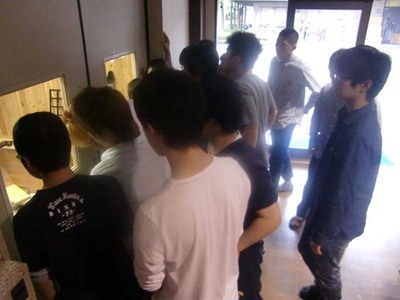 3-130531京都伝統工芸大学校の皆さん 塗りの部屋