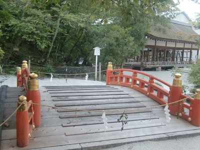 4.玉橋の向こう側に岩上(がんじょう)が