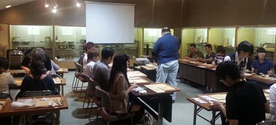 5-130530京都伝統工芸大学校の皆さん 金箔体験