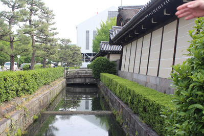 8-お堀に見える送水管