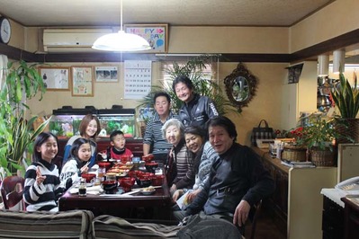 140102母を囲んでおせち