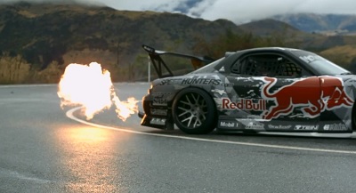 バックファイヤーを出しながら走行する自動車
