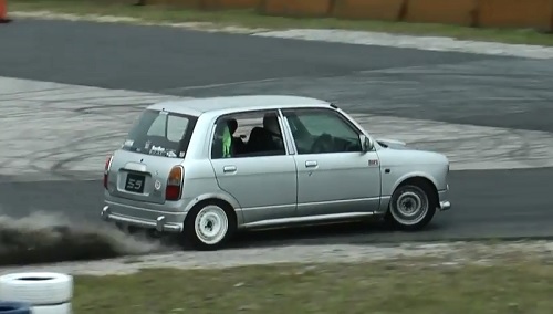 軽自動車がドリフト走行している