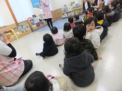 たこあげ集会見てる