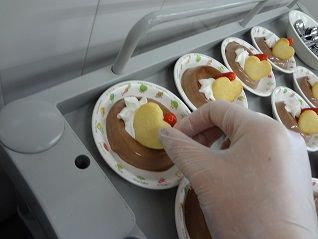 ココアプリンにクッキーのせる