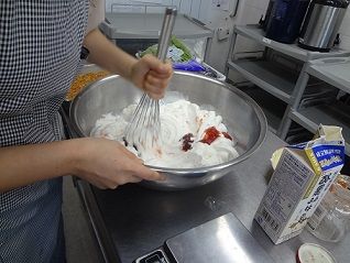 いちごムース作り