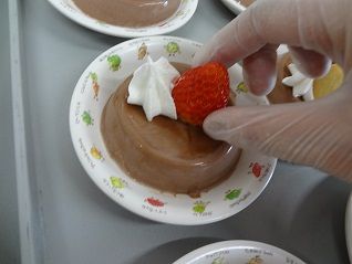 ココアプリンにいちごのせる