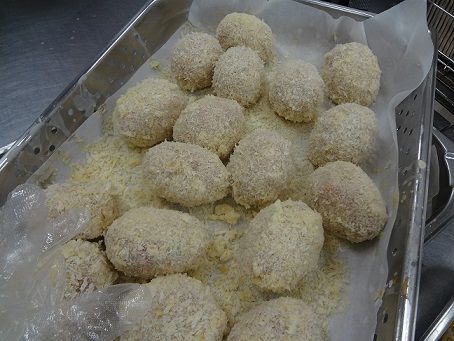 スコッチエッグ　揚げる前