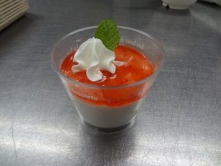 いちごムース盛り付け