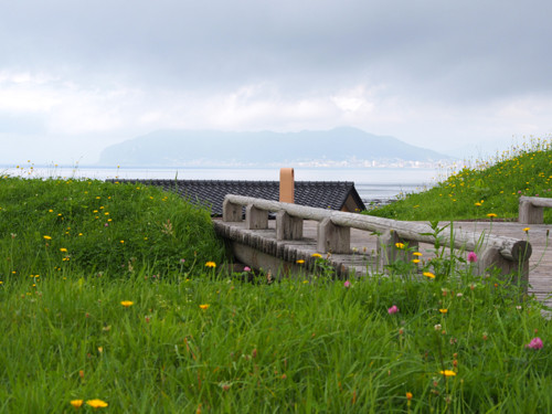 19志苔館跡土塁と函館山方面の眺め